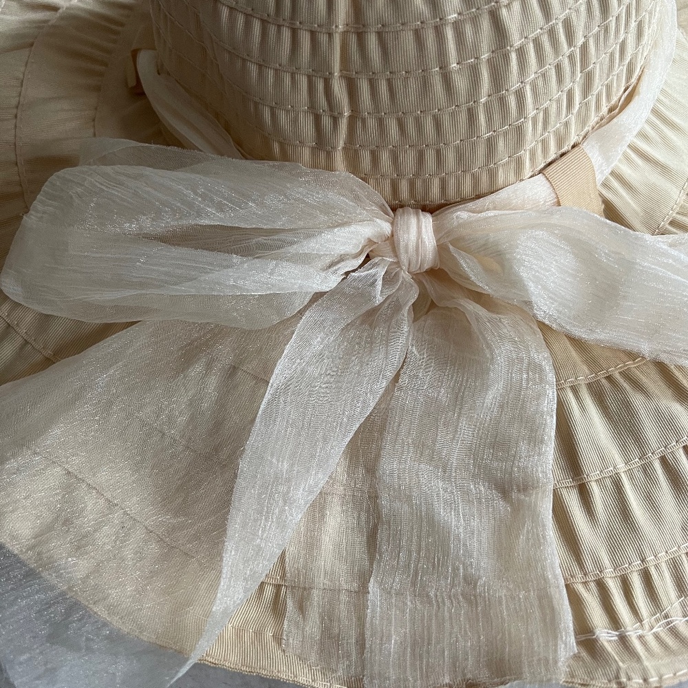 Lulla Sun hat that has a bendable edge in order to shape how you want.
